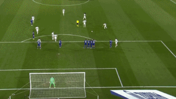 调皮二娃上线，穆勒庆祝夺冠时和25号队友高尔德顶牛假装受伤